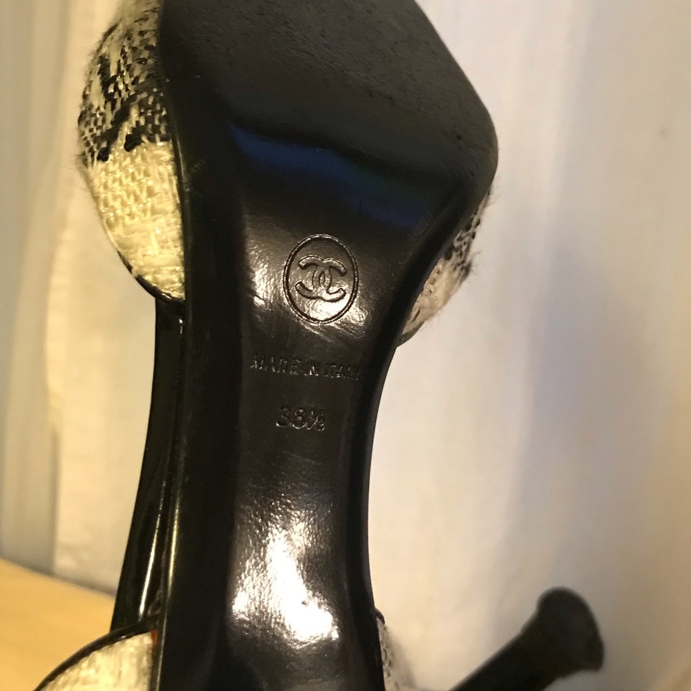SOLD AUTH CHANEL 💕 CC Logo Tweed Pointed Toe Pump - Picture 6 of 6